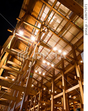 大阪 関西万博 ライトアップされた大屋根リング 大阪 関西万博 ライトアップされた大屋根リング 128675971