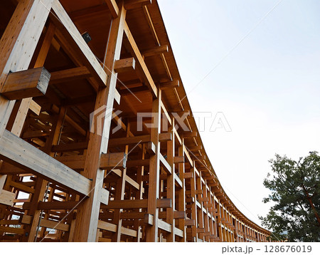 大阪 関西万博 夕刻の雨上がり後の大屋根リング 大阪 関西万博 夕刻の雨上がり後の大屋根リング 128676019