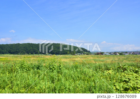 JR北海道、根室本線の白糠駅から釧路駅までの車窓風景 JR北海道、根室本線の白糠駅から釧路駅までの車窓風景 128676089
