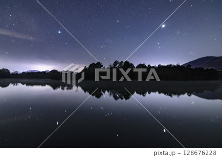 山里の秋の星空ため池に写り込むオリオン座 128676228