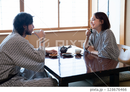 旅館でくつろぐインバウンドのカップル 旅館でくつろぐインバウンドのカップル 128676466