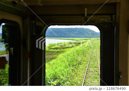 JR北海道、根室本線の厚岸駅から浜中駅までの車窓風景 128676490