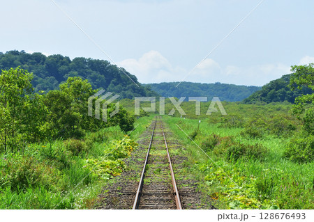 JR北海道、根室本線の厚岸駅から浜中駅までの車窓風景 JR北海道、根室本線の厚岸駅から浜中駅までの車窓風景 128676493