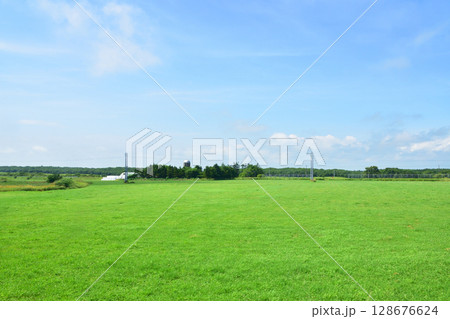 JR北海道、根室本線の浜中駅から厚床駅までの車窓風景 JR北海道、根室本線の浜中駅から厚床駅までの車窓風景 128676624