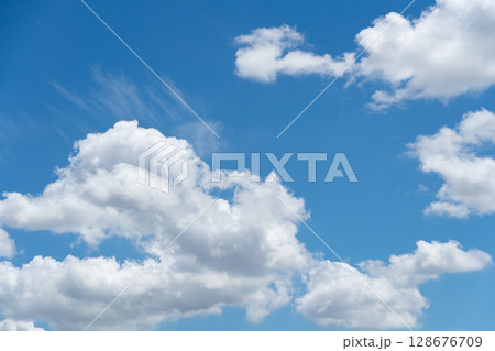 青空に浮かぶ綿あめのような雲 青空に浮かぶ綿あめのような雲 128676709