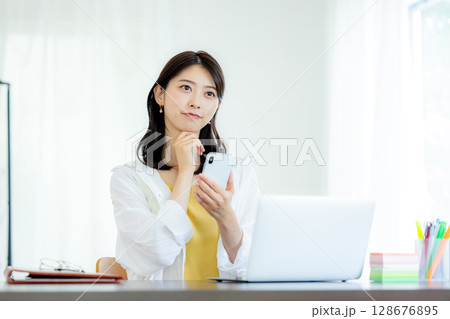 スマホを見る女性 スマホを見る女性 128676895