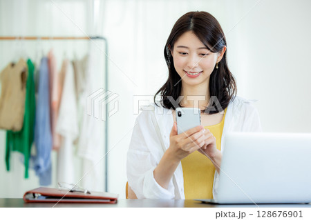 スマホを見る女性 128676901