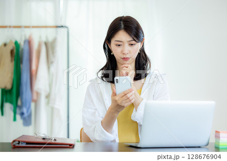 スマホを見て困る若い女性 128676904