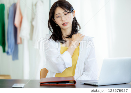 テレワークで働く若い女性 肩凝り テレワークで働く若い女性 肩凝り 128676927