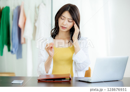 眼精疲労 頭痛 女性 眼精疲労 頭痛 女性 128676931
