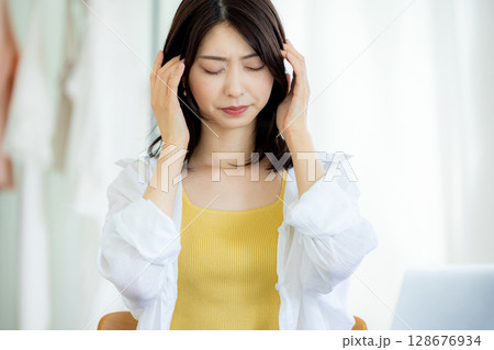 眼精疲労　頭痛　女性 128676934