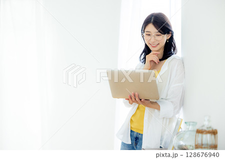 ノートパソコンを持つ女性 128676940