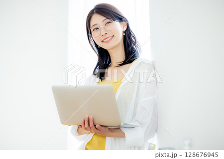 ノートパソコンを持つ女性 128676945