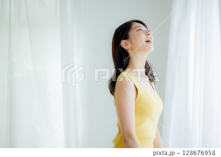 カーテンを開ける女性 カーテンを開ける女性 128676958
