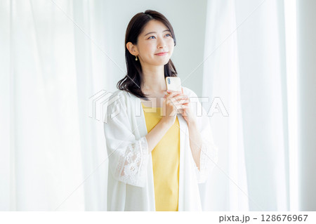 スマホを操作する女性 スマホを操作する女性 128676967