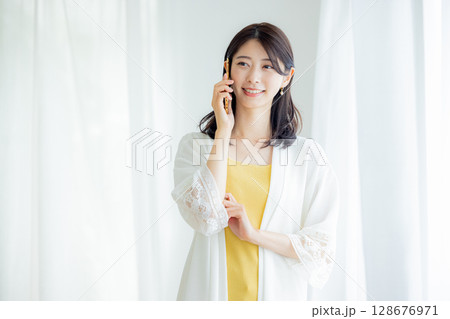スマホで通話する女性 128676971