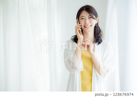 スマホで通話する女性 128676974