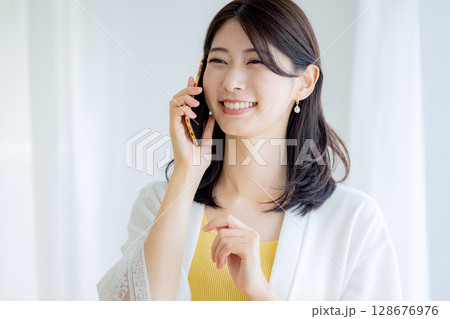 スマホで通話する女性 128676976