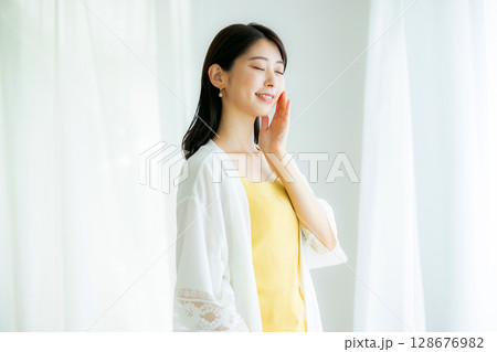 頬に手を当てる女性 頬に手を当てる女性 128676982