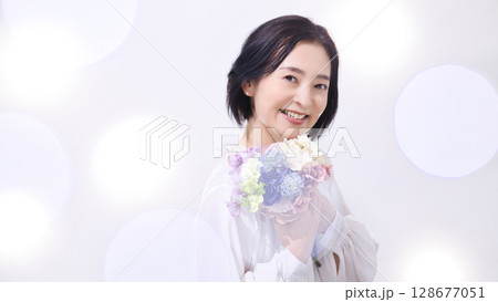 ビューティー　花束を持つミドル女性 128677051