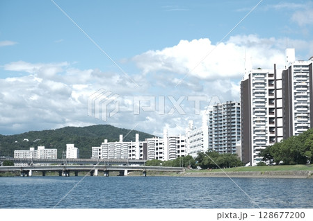 川から見た広島の景色　住宅　マンション　橋　本川 128677200