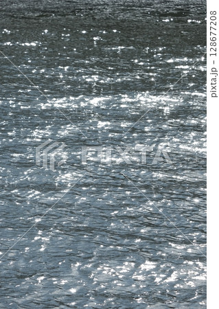 水面 反射 きらきら 光 河 川 海 表面 水面 反射 きらきら 光 河 川 海 表面 128677208