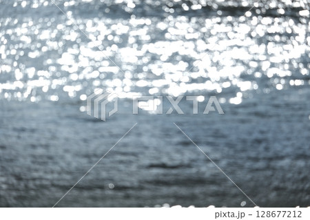 水面　反射　きらきら　ボケ　玉ボケ 128677212