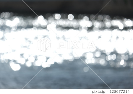 水面　反射　きらきら　ボケ　玉ボケ 128677214