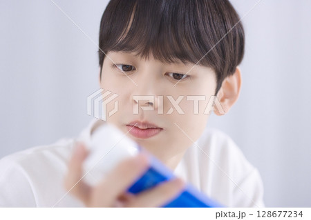 20代男性のビューティー 128677234