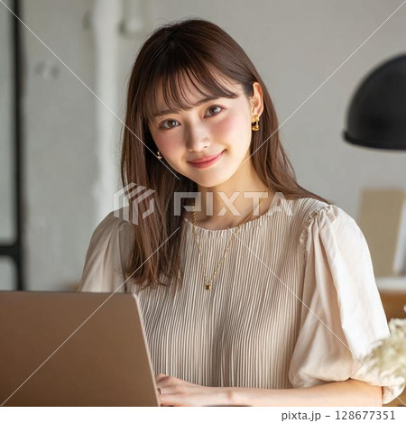 カフェでパソコンを使う女性 128677351