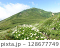 三峰山の花畑と富良野岳 128677749