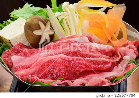 日本を代表する肉料理 甘いタレのすき焼き 日本を代表する肉料理 甘いタレのすき焼き 128677784