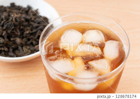 グラスに入った烏龍茶と茶葉 128678174