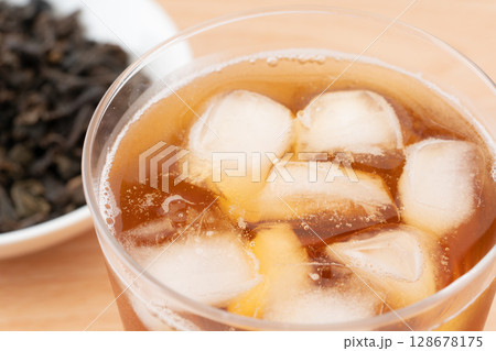 グラスに入った烏龍茶と茶葉 グラスに入った烏龍茶と茶葉 128678175
