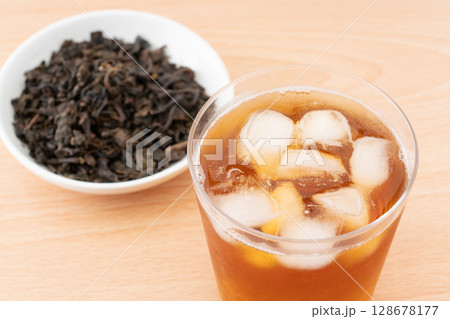 グラスに入った烏龍茶と茶葉 グラスに入った烏龍茶と茶葉 128678177