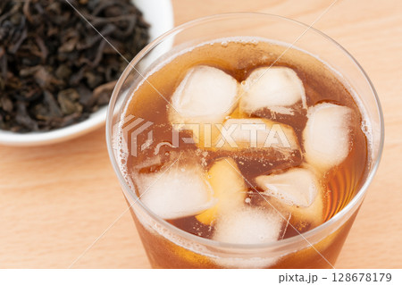 グラスに入った烏龍茶と茶葉 128678179