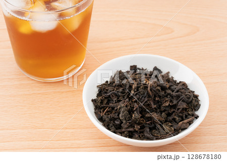 グラスに入った烏龍茶と茶葉 128678180