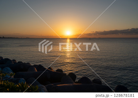 沖縄の沈む夕陽とシルエット 沖縄の沈む夕陽とシルエット 128678181