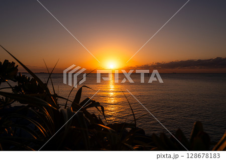 沖縄の沈む夕陽とシルエット 沖縄の沈む夕陽とシルエット 128678183