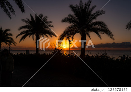 沖縄の沈む夕陽とシルエット 沖縄の沈む夕陽とシルエット 128678185