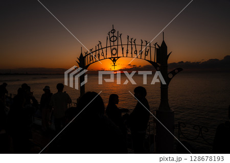 沖縄の沈む夕陽とシルエット 沖縄の沈む夕陽とシルエット 128678193