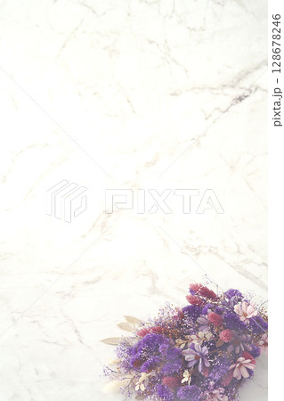 紫のブーケ(大理石背景) 128678246