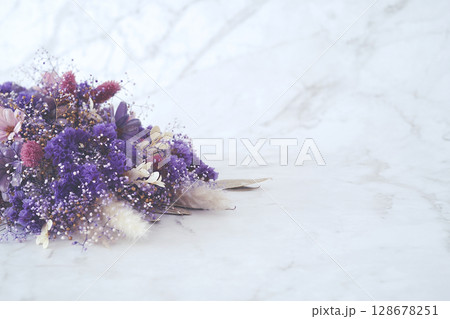 紫のブーケ(大理石背景) 紫のブーケ(大理石背景) 128678251