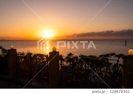 沖縄の沈む夕陽とシルエット 沖縄の沈む夕陽とシルエット 128678302