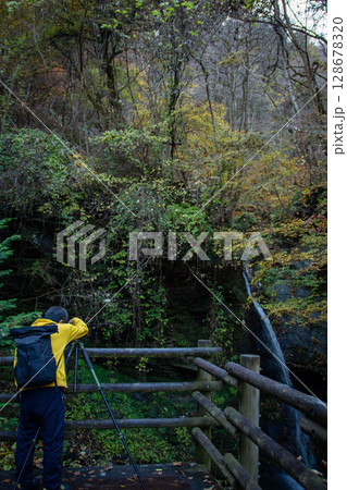 滝を撮影するカメラマン　埼玉県秩父市の自然風景 128678320