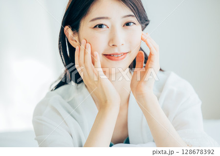 若い女性のビューティー 128678392