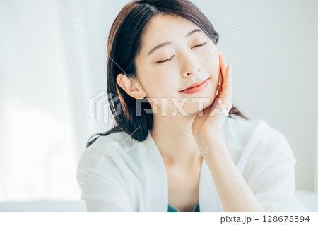 若い女性のビューティー 128678394