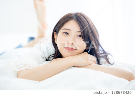 寝室で目覚める若い女性 寝室で目覚める若い女性 128678420