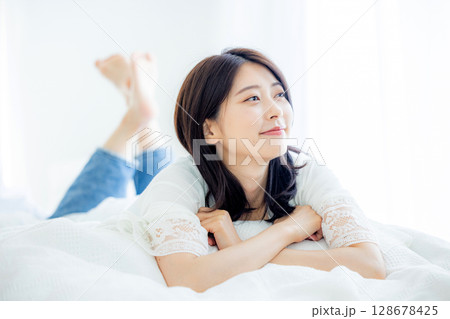 寝室で目覚める若い女性 寝室で目覚める若い女性 128678425