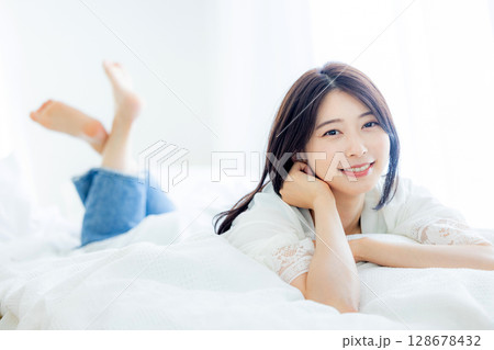 寝室で目覚める若い女性 128678432